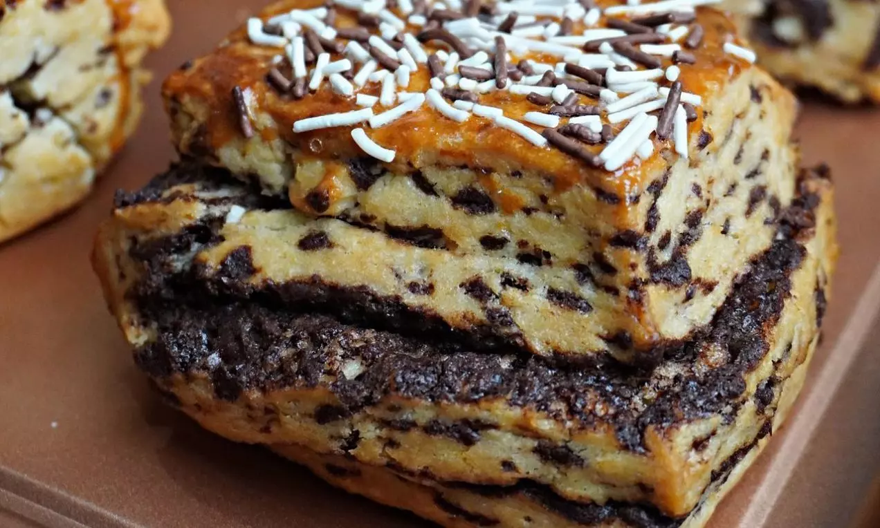 Čokoládové překládané pečivo s čokoládovými kousky připravené v horkovzdušné fritéze