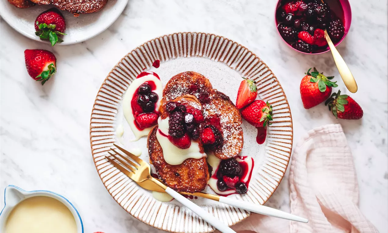 French toast s vanilkovou omáčkou a lesním ovocem