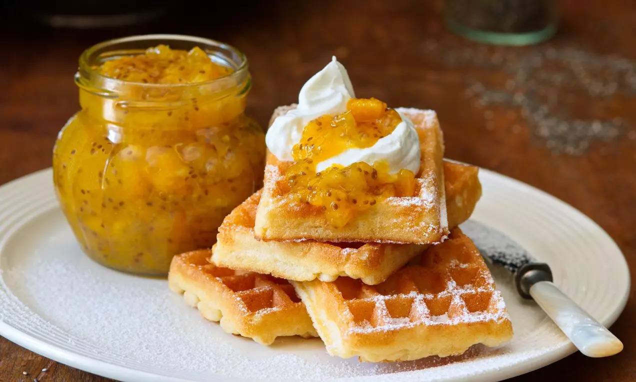 Pomerančová marmeláda s chia semínky servírovaná na vafli