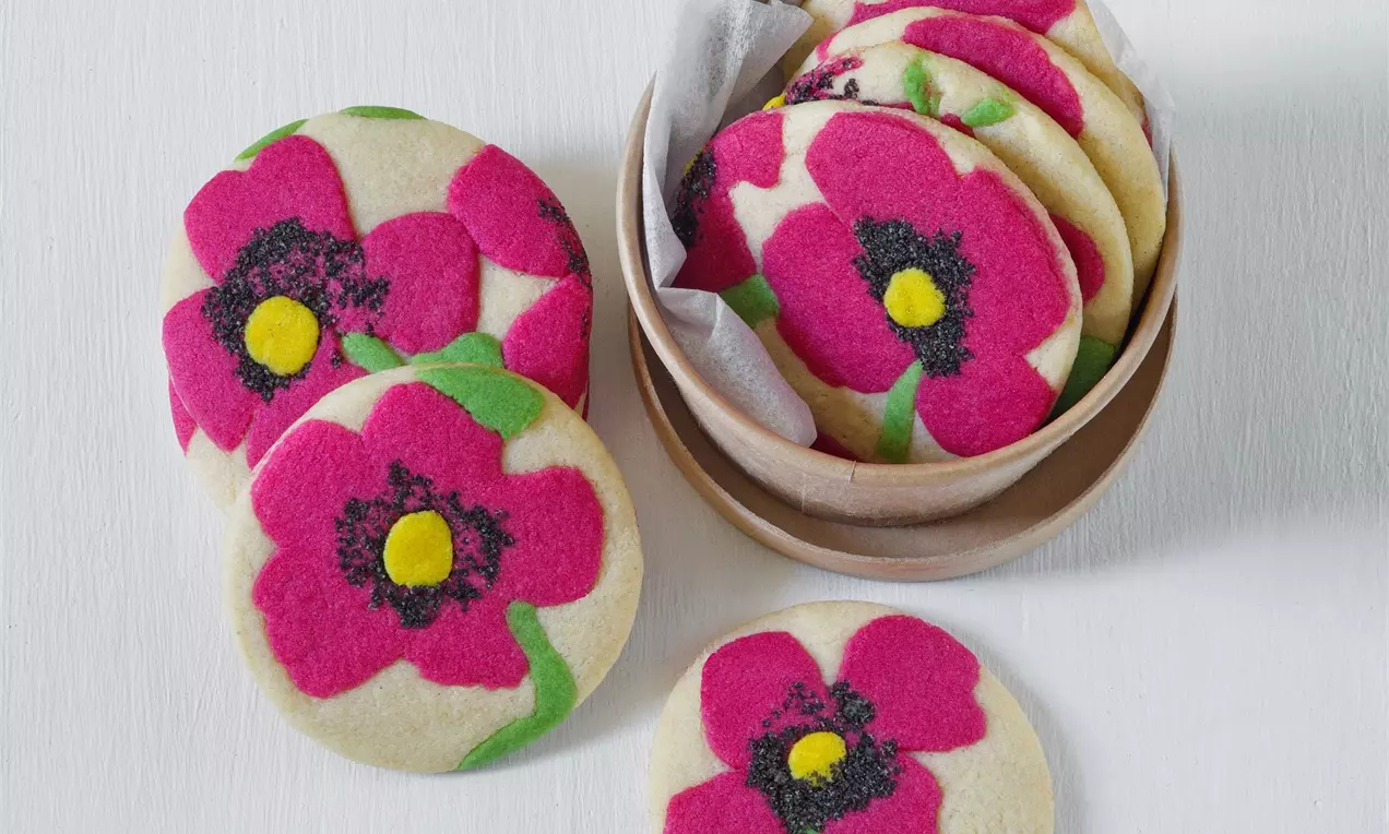 Kulaté sušenky s motivem vlčích máků na bílém podkladu