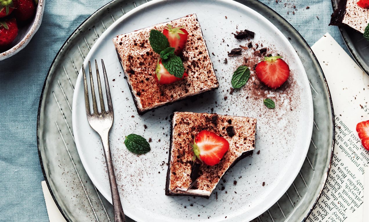 Šťavnatý pudingový koláč se smetanou