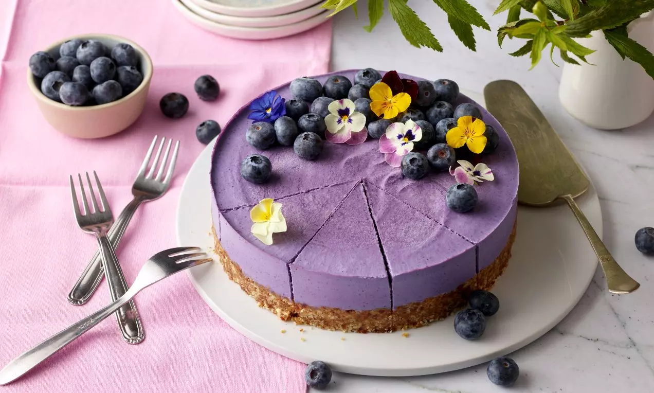 Borůvkový dort s jedlými květy veganský